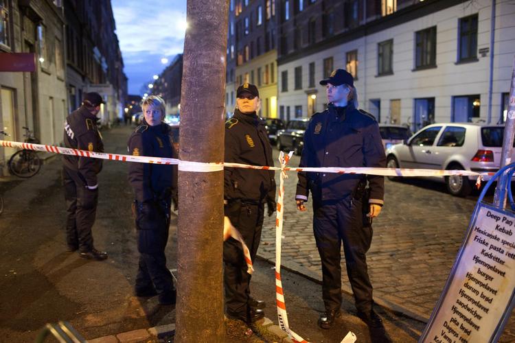 Betjente i Kronborggade tirsdag, hvor to af deres kolleger var blevet angrebet af en sabelsvingende psykisk syg mand. 