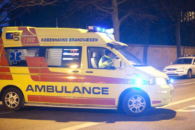 En ambulance haster væk med sårede efter skudepisoden i Kronborggade på Nørrebro i går. 