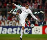 Bayern Münchens Miroslav Klose i en fodboldballet med Lisabons Marco Caneira. 