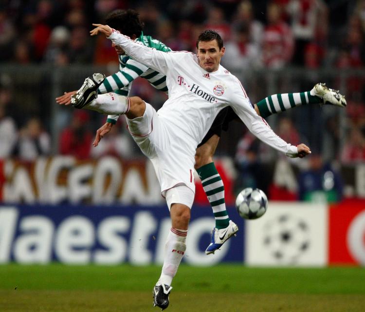 Bayern Münchens Miroslav Klose i en fodboldballet med Lisabons Marco Caneira. 