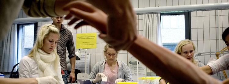 Hvis Danmark vil skabe universiteter i verdensklasse, er det nødvendigt, at ledelsen af vidensinstitutionerne får klare magtbeføjelser. Ministeriet skal trække sig mere tilbage, mens universitetsledelsen skal træde mere i karakter. Foto: Thomas Borberg 