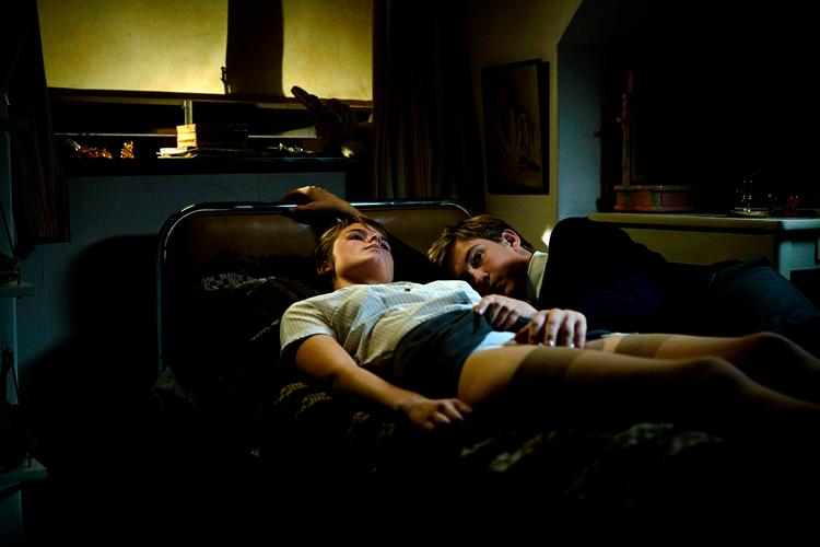 Nils Malmros' alter ego, Jonas, og hans forhold til Agnete er omdrejningspunktet i 'Kærestesorger'. Efter Jonas (Thomas Ernst) og Agnete (Simone Tang) har slået op, prøver han med andre piger på Viborg Katedralskole, bl.a. Inger (Anna W. Kjær) på sengen. Foto: Martin Dam Kristensen 