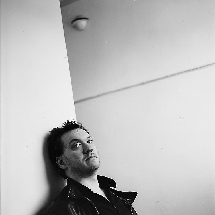 Digteren Thomas Thøfner kredser om døden i essayet 'Punktum'. Selv om døden er det almindeligste af alt, er den samtidig noget af det sværeste at skrive om. Foto: Cato Lein. 