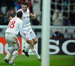 Mark van Bommel (th.) og Miroslav Klose fejrer den sjette scoring for Bayern München mod Sporting Lissabon. 