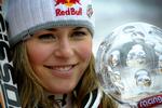 USA's Lindsey Vonn med World Cup-trofæet efter dagens styrtløb i Åre, Sverige. 