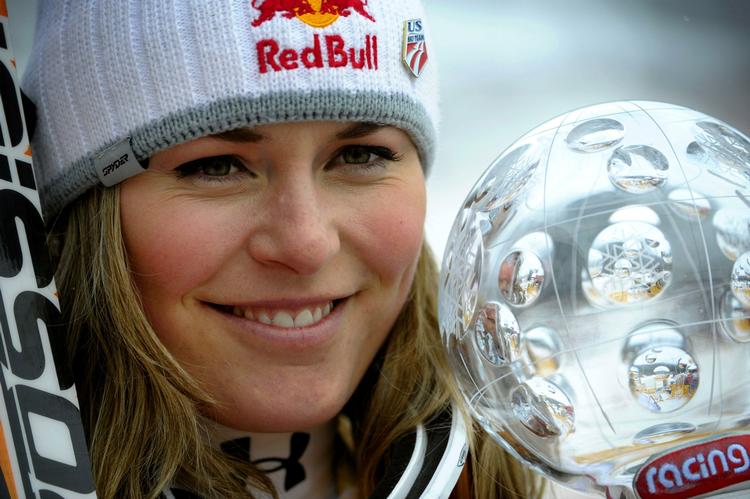 USA's Lindsey Vonn med World Cup-trofæet efter dagens styrtløb i Åre, Sverige. 