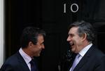 Fogh og Brown morer sig under et møde i Downing Street (arkivfoto). 