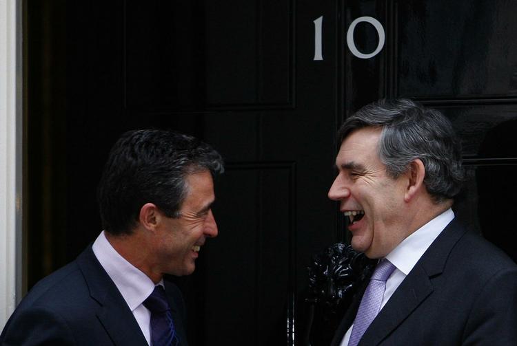 Fogh og Brown morer sig under et møde i Downing Street (arkivfoto). 