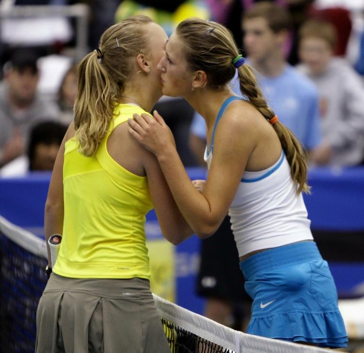 Caroline Wozniacki kysser sin tidligere doublemakker Victoria Azarenka tillykke - og måske også farvel - med finalesejren i single sin seneste turnering i Memphis. Arkivfoto. 
