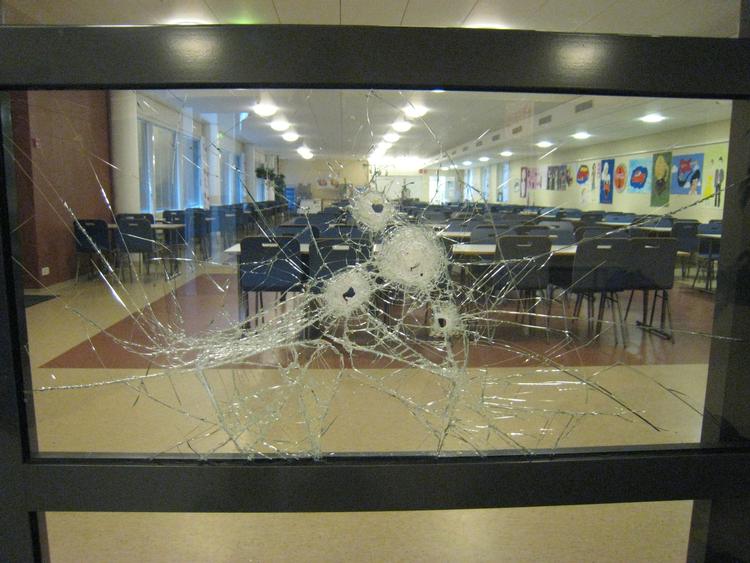 Skudhuller i rude i en skole i Jokela efter 18-årigs skoleskyderi. 