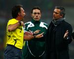 Inters træner Jose Mourinho (th) får en advarsel for at blande sig af den spanske dommer Luis Medina Cantalejo under det første opgør mellem Inter og Manchester United. Arkivfoto. 