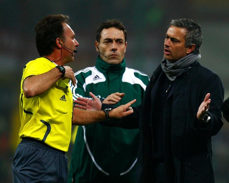 Inters træner Jose Mourinho (th) får en advarsel for at blande sig af den spanske dommer Luis Medina Cantalejo under det første opgør mellem Inter og Manchester United. Arkivfoto. 