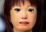 'Saya', den japanske lærer-robot viser overraskelse via mimik under en fremvisning i Tokyo. 