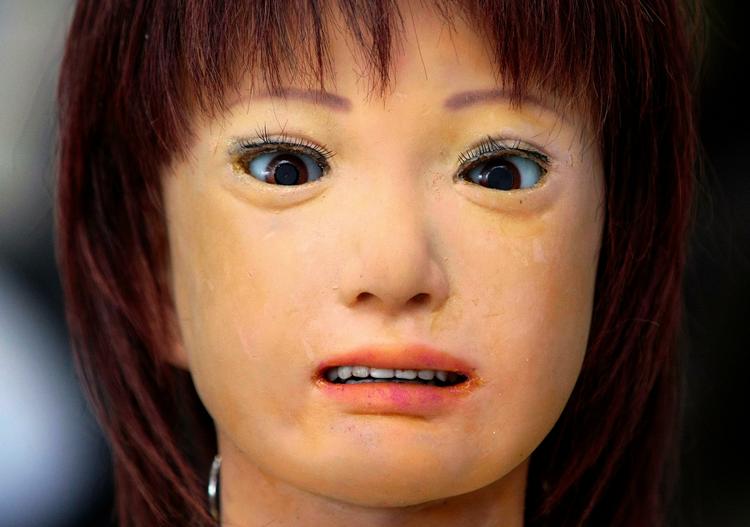 'Saya', den japanske lærer-robot viser overraskelse via mimik under en fremvisning i Tokyo. 