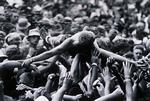 En Woodstock-deltager crowdsurfer under den legendariske Woodstock-festival udenfor New York i 1969. 