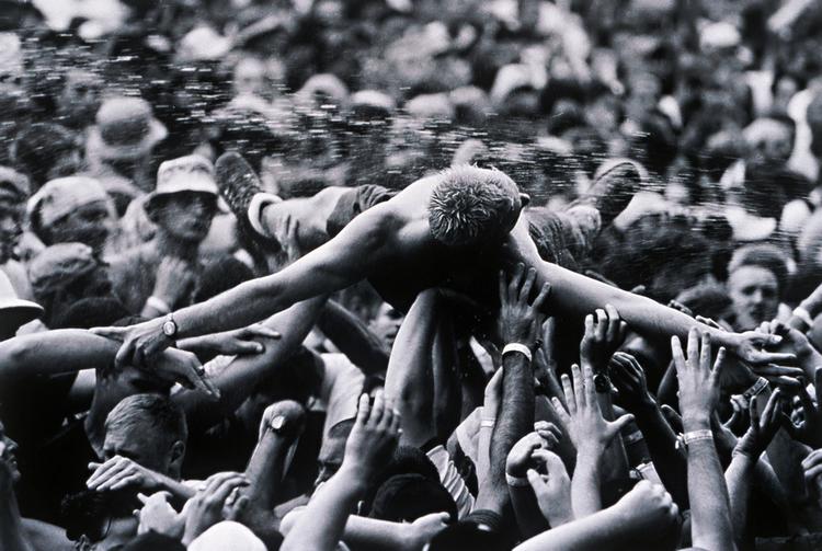 En Woodstock-deltager crowdsurfer under den legendariske Woodstock-festival udenfor New York i 1969. 