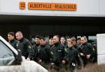 Tysk politi forlader Albertville-skolen i Winnenden, efter at en 17-årig mand gik amok og dræbte mindstd 15 mennesker. 