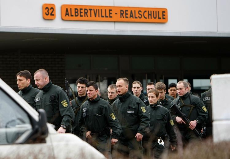 Tysk politi forlader Albertville-skolen i Winnenden, efter at en 17-årig mand gik amok og dræbte mindstd 15 mennesker. 