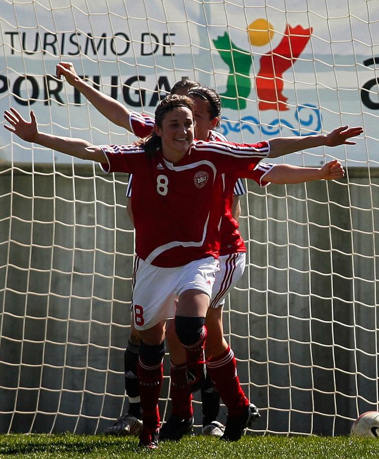Flyvende danske spillere efter 1-0-målet. 