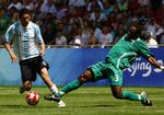 Adefemi Olubayo (til højre) sætter en tackling ind på Argentinas Angel Di Maria i OL-finalen for syv måneder siden. Arkivfoto. 