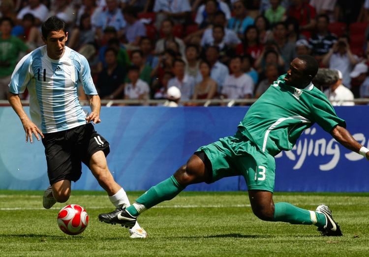 Adefemi Olubayo (til højre) sætter en tackling ind på Argentinas Angel Di Maria i OL-finalen for syv måneder siden. Arkivfoto. 