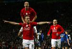 Rio Ferdinand hænger på ryggen af sin forsvarsmakker Nemanja Vidic. Arkivfoto. 