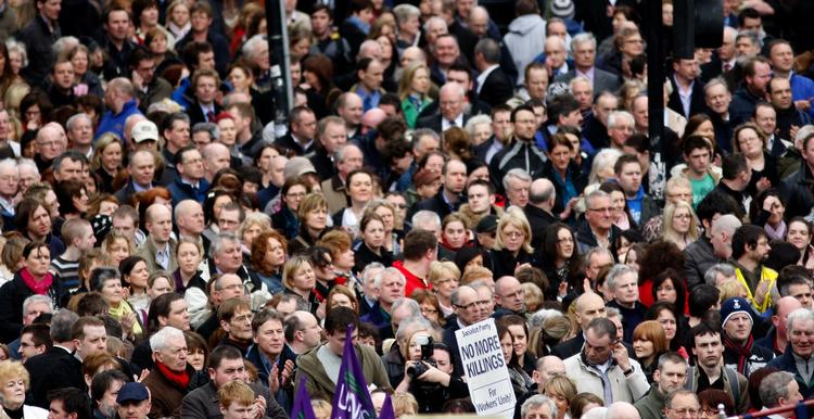 Tusindvis af nordirere protesterede i dag mod tre drab begået af udbrydergrupper fra IRA. 