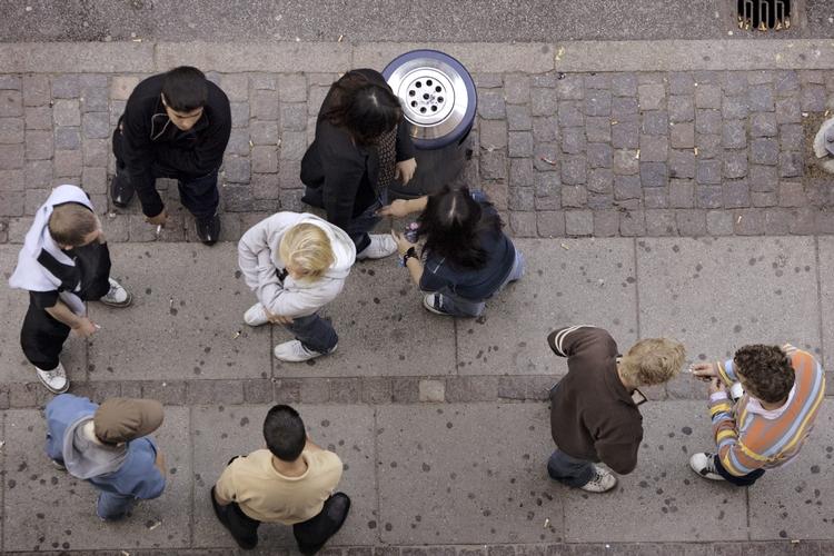 Danske unge tager en rygepause. Tidligere var de vestlige lande tobaksindustriens største markeder, men de stagnerer nu som følge af stadig mere omfattende rygebegrænsninger i det offentlige rum. (Arkivfoto) 