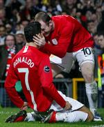 Cristiano Ronaldo lykønskes af Wayne Rooney efter sin vigtige scoring til 2-0. 