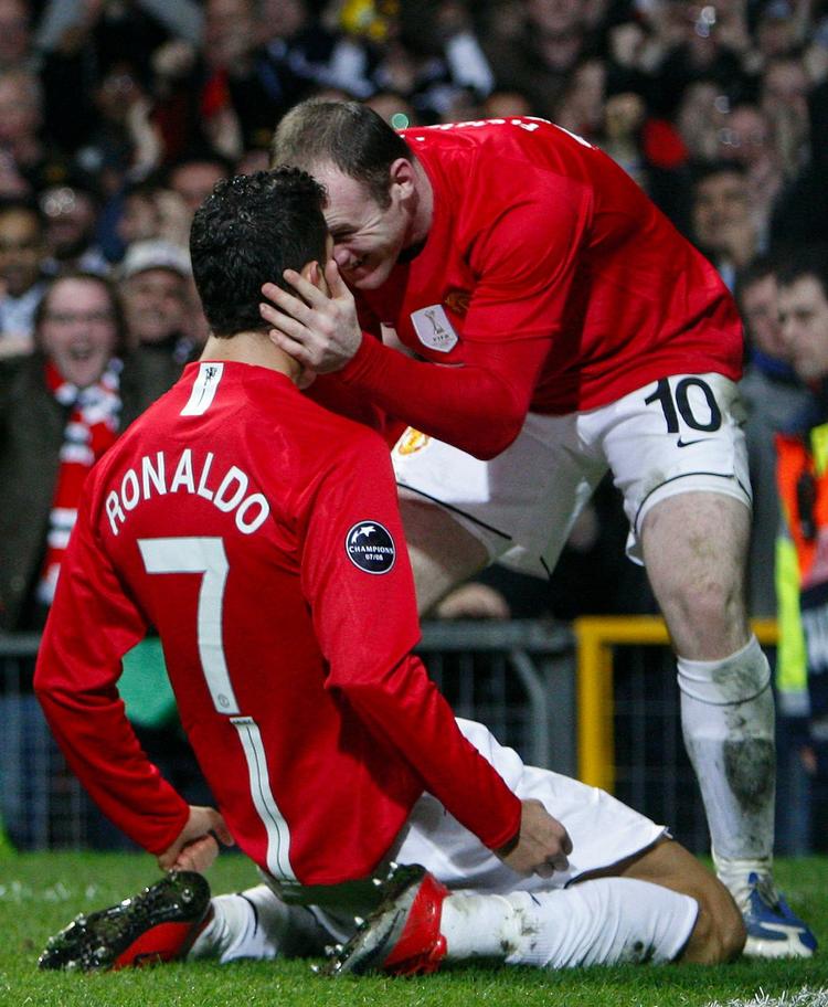 Cristiano Ronaldo lykønskes af Wayne Rooney efter sin vigtige scoring til 2-0. 