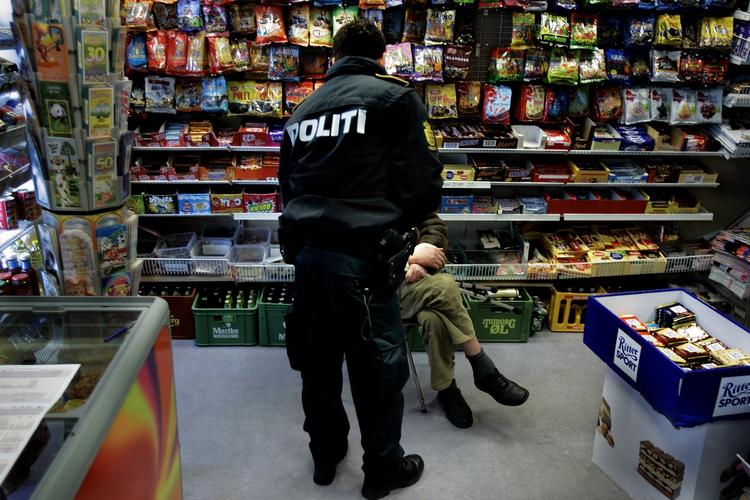 Sidste halvår af 2008 modtog politiet anmeldelser om 1.809 røverier i Danmark. (Arkivfoto) 