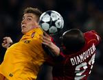 Nicklas Bendtner (til venstre) sparkede ikke i straffesparkskonkurrencen. Danskeren blev skiftet ud i anden halvleg, men kan glæde sig over at være i CL-kvartfinalen. 