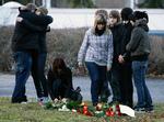 Chokerede børn mødes ved skolen, hvor en 17-årig tidligere elev skød og dræbte ni elever og tre lærere. Senere skød han yderligere tre personer under sin flugt. 
