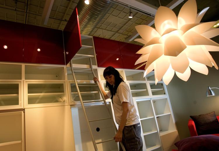 Ikea har formået at ramme bredt med enkelt og lækkert design, mener Mette Strømgaard Dalby. Her er vi i Ikea, hvor førsteindretter Julie Frijs indretter en stue. (Arkivfoto) 