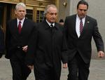 Bernard Madoff - her flankeret af sine advokater - vil angiveligt erklære sig skyldig, men han afviser at udpege eventuelle medskyldige. 