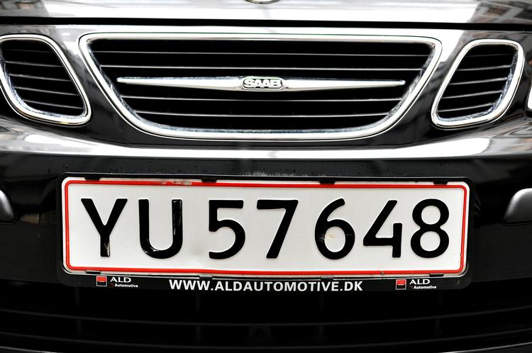 Naur Klints typografi havde fortykninger i stedet for fødder, læg mærke til, hvordan Y bliver smallere, hvor linjerne mødes og bredere i enderne. 6 og 9 var bløde og runde, og det åbne 4 var måske det mest markante af tallene, men ikke harmonisk som det perfekte 8. 3 og 5 var løftet i deres nederste rundinger og virkede lette og energiske.  Foto: Jan Grarup 