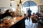 Ved Nørreport. Cafe Ginger hed tidligere Cafe Au Lait og har været med siden den første store cafebølge  i 80'erne. 
