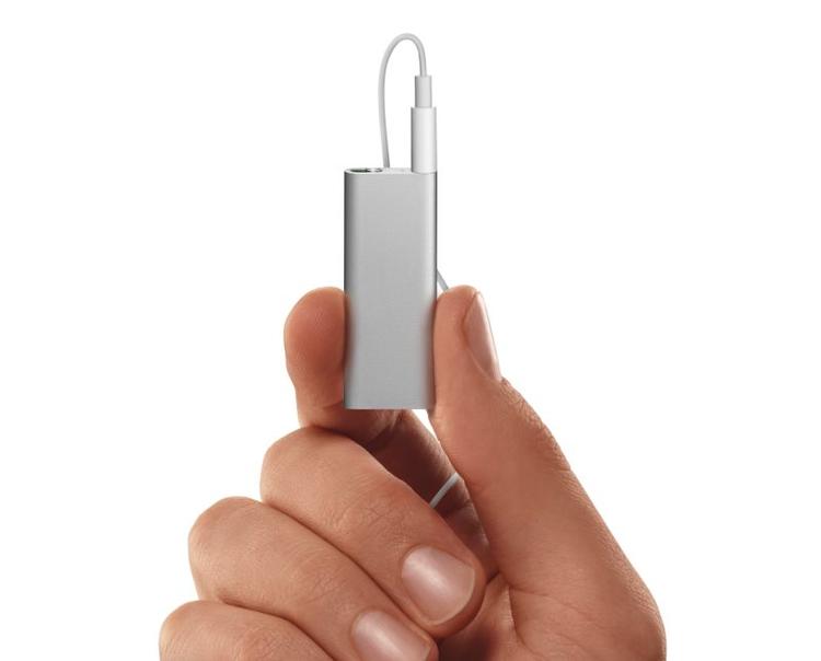 Lille og uden knapper. En ny iPod shuffle taler til dig så du kan styre uden at bruge øjnene. 