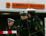 Tyske betjente uden for skolen i Winnenden efter skyderiet, der kostede 15 mennesker livet. 