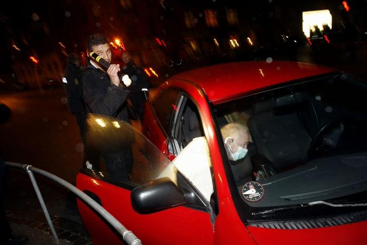 Politiets teknikere undersøger den forulykkede røde bil. Føreren forsøgte at stikke af fra knivstikkeriet på Nørrebro. Han er ifølge politiet hårdt såret. 