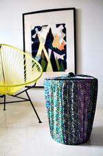 Her har en vasketøjskurv, fundet i en genbrugsbutik, fået nyt look med patchwork af forskellige småmønstrede liberty-stoffer fra The Fabric Company. Værket er af Eske Kath, og Acapulco-stolen er fra Oficinakreativa.com. 