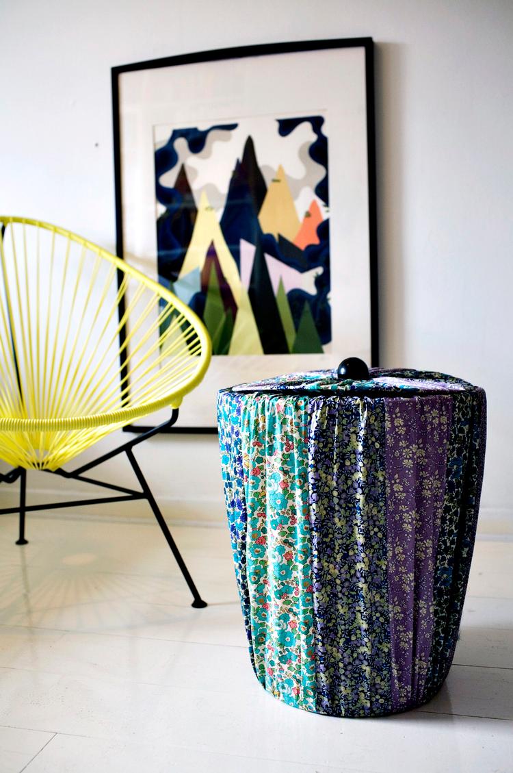 Her har en vasketøjskurv, fundet i en genbrugsbutik, fået nyt look med patchwork af forskellige småmønstrede liberty-stoffer fra The Fabric Company. Værket er af Eske Kath, og Acapulco-stolen er fra Oficinakreativa.com. 