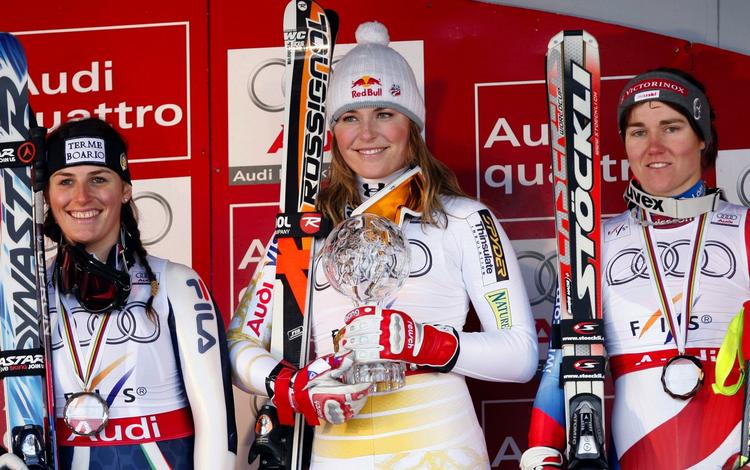 Amerikaneren Lindsey Vonn (midt) sejrede samlet i super G. Nummer to efter konkurrencen i Åre, Sverige, blev Nadia Fanchini fra Italien (tv) og tredjepladsen gik til Fabienne Suter fra Schweiz. 