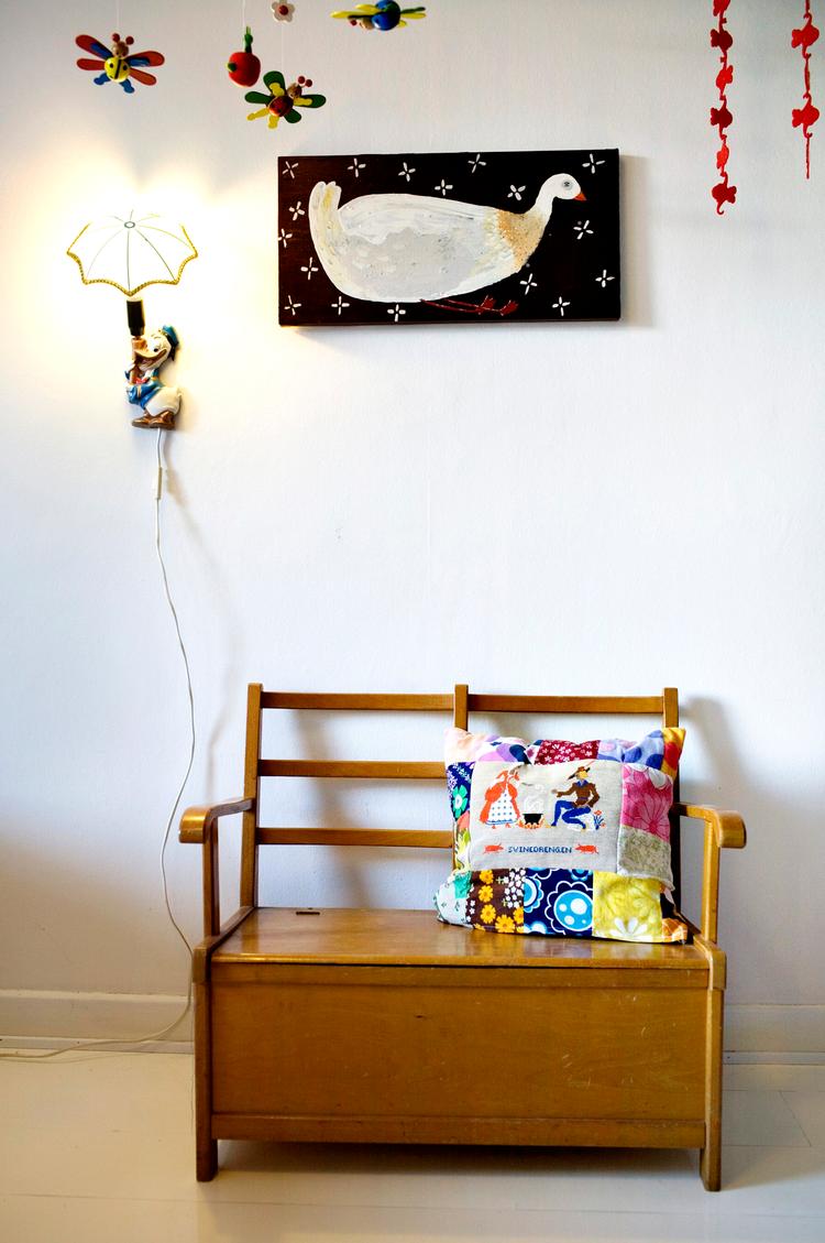 Genbrug et gammelt broderi, og sy det sammen med små stykker stof i forskellige mønstre for at skabe et sjovt look på en pude på børneværelset. 