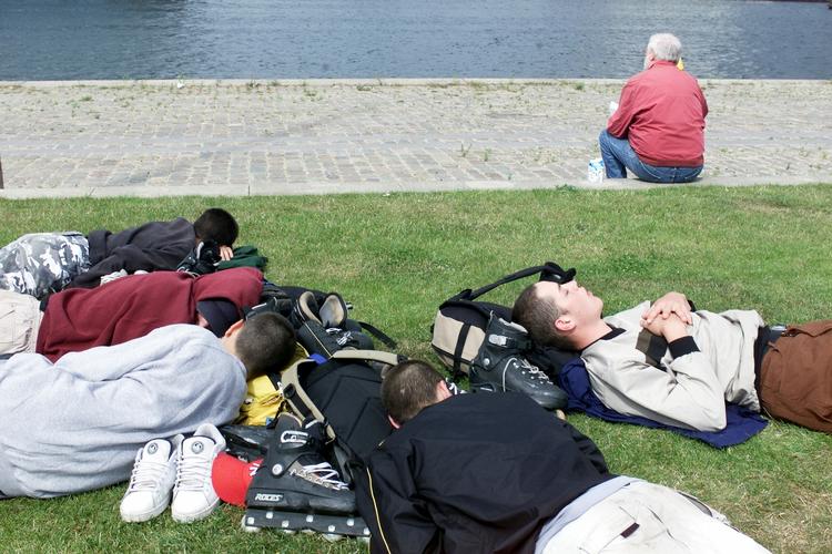 Når temperaturerne stiger, har mennesket mere hang til solbadning end til arbejde. 
