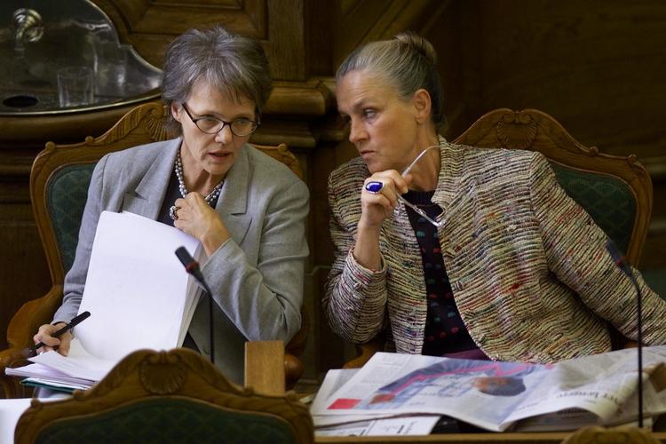 Der er sket meget siden dette billede fra 2000, hvor socialdemokratisk indenrigsminister Karen Jespersen og tilsvarende fødevareminister Ritt Bjerregaard deltager i Folketingets afslutningsdebat. 