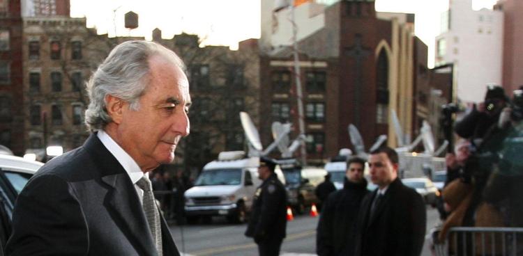 Bernard Madoff på vej i retten i morges. 