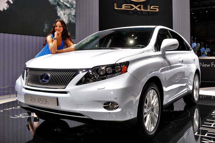 Trods sin størrelse har Lexus RX 450 h bedre benzinøkonomi end mange småbiler. Den kører nemlig også på el. 