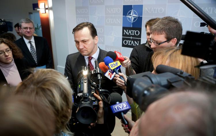 Polens udenrigsminister Radoslaw Sikorski har opgivet at slå den danske statsminister. 