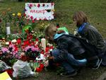 Elever og beboere i lægger blomster og stiller sterinlys ved skolen Albertville, hvor 10 elever og tre lærere blev dræbt. 